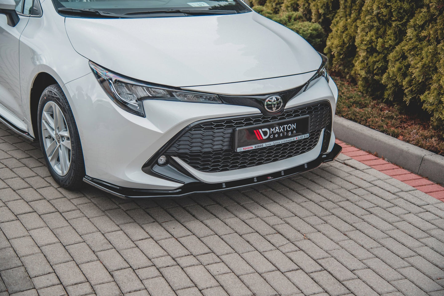 Front Ansatz V.1 für Toyota Corolla XII Touring Sports/ Hatchback schwarz Hochglanz