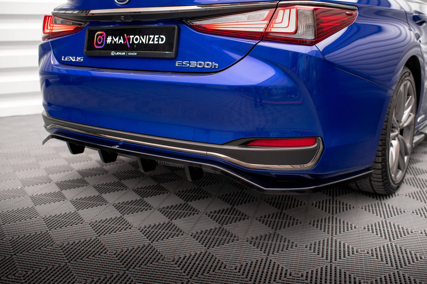 Mittlerer Cup Diffusor DTM Look Heck Ansatz für Lexus ES F Sport Mk7 schwarz Hochglanz