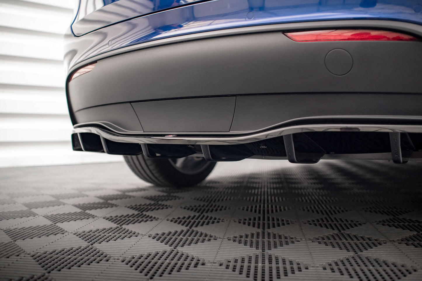 Mittlerer Cup Diffusor DTM Look Heck Ansatz für Tesla Model Y schwarz Hochglanz