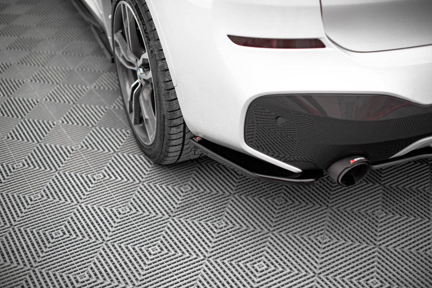 Heck Ansatz Flaps Diffusor für BMW X1 M-Paket F48 / F48 Facelift schwarz Hochglanz