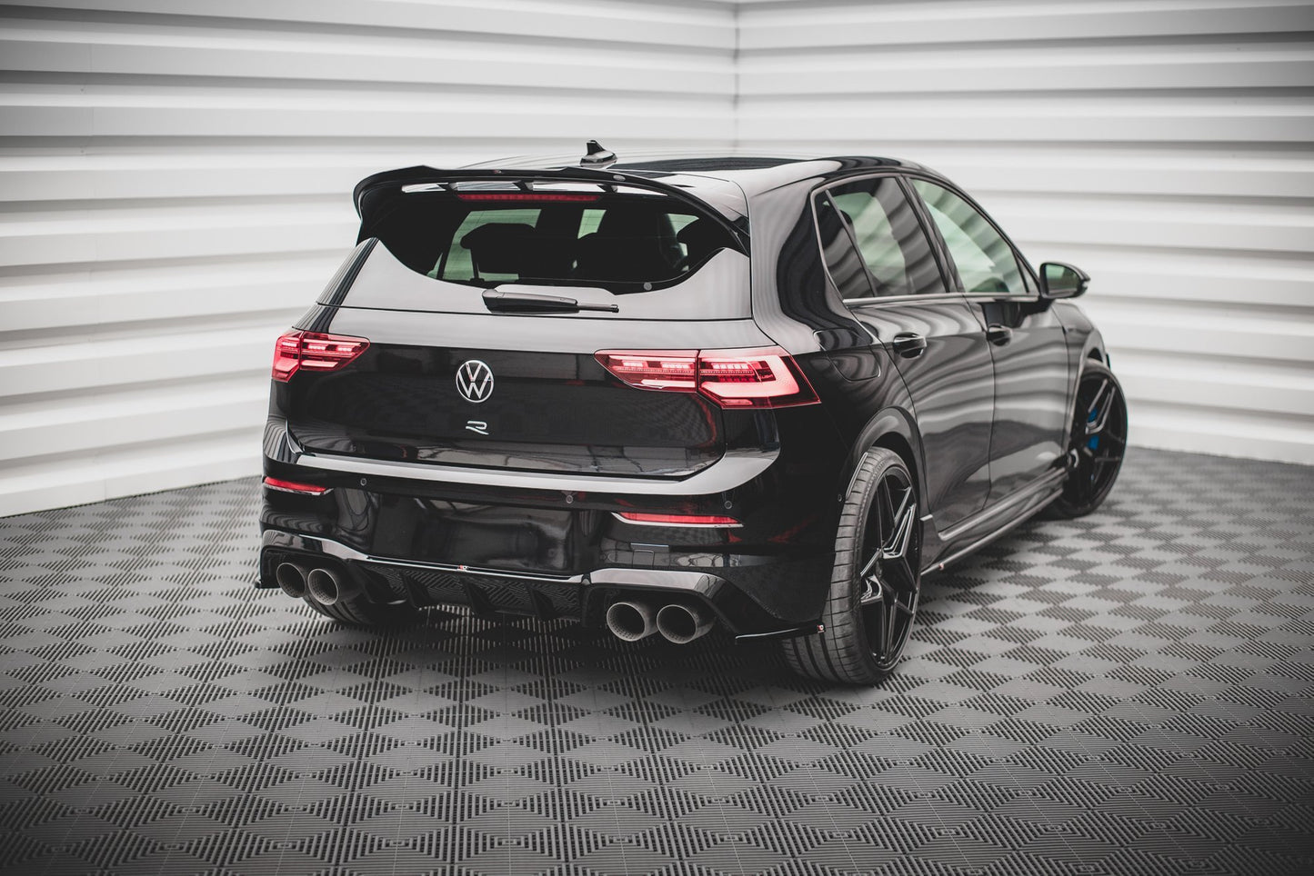 Heck Ansatz Flaps Diffusor V.3 für VW Golf R Mk8 Facelift schwarz Hochglanz