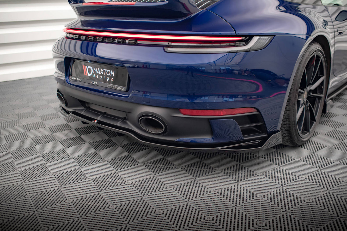 Mittlerer Cup Diffusor DTM Look Heck Ansatz V.2 für Porsche 911 Carrera Aero / Carrera GTS 992 schwarz Hochglanz