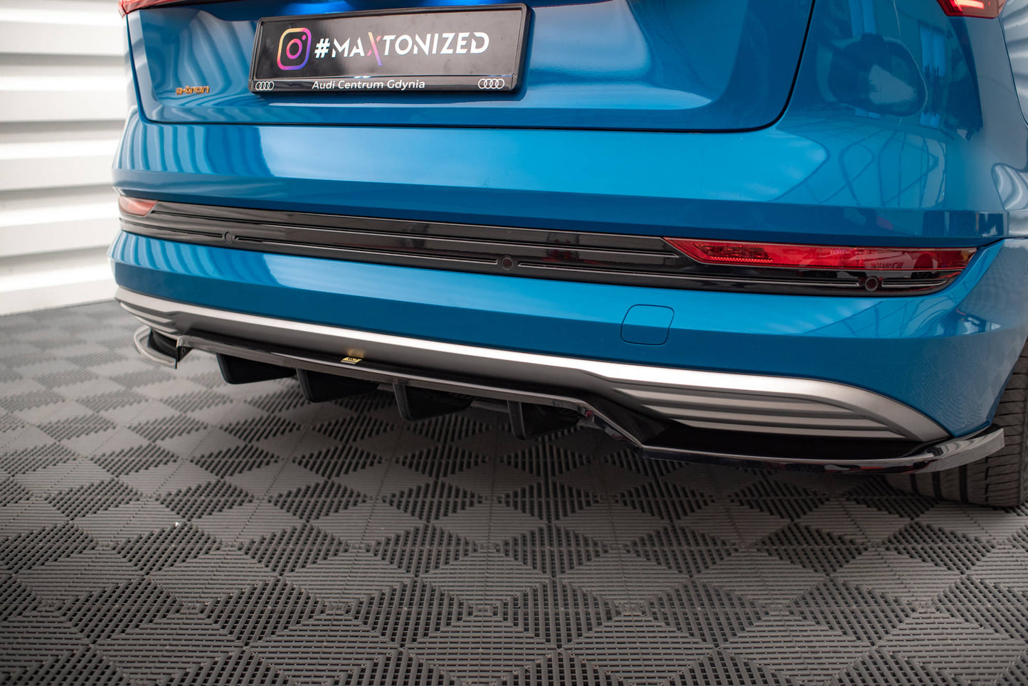 Mittlerer Cup Diffusor DTM Look Heck Ansatz für Audi e-tron schwarz Hochglanz