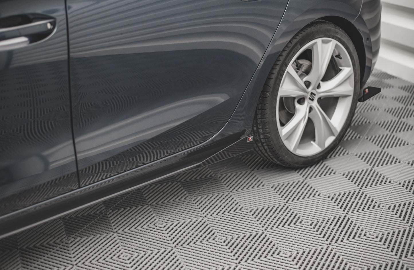 Seitenschweller Flaps für Seat Leon FR Mk4 schwarz Hochglanz