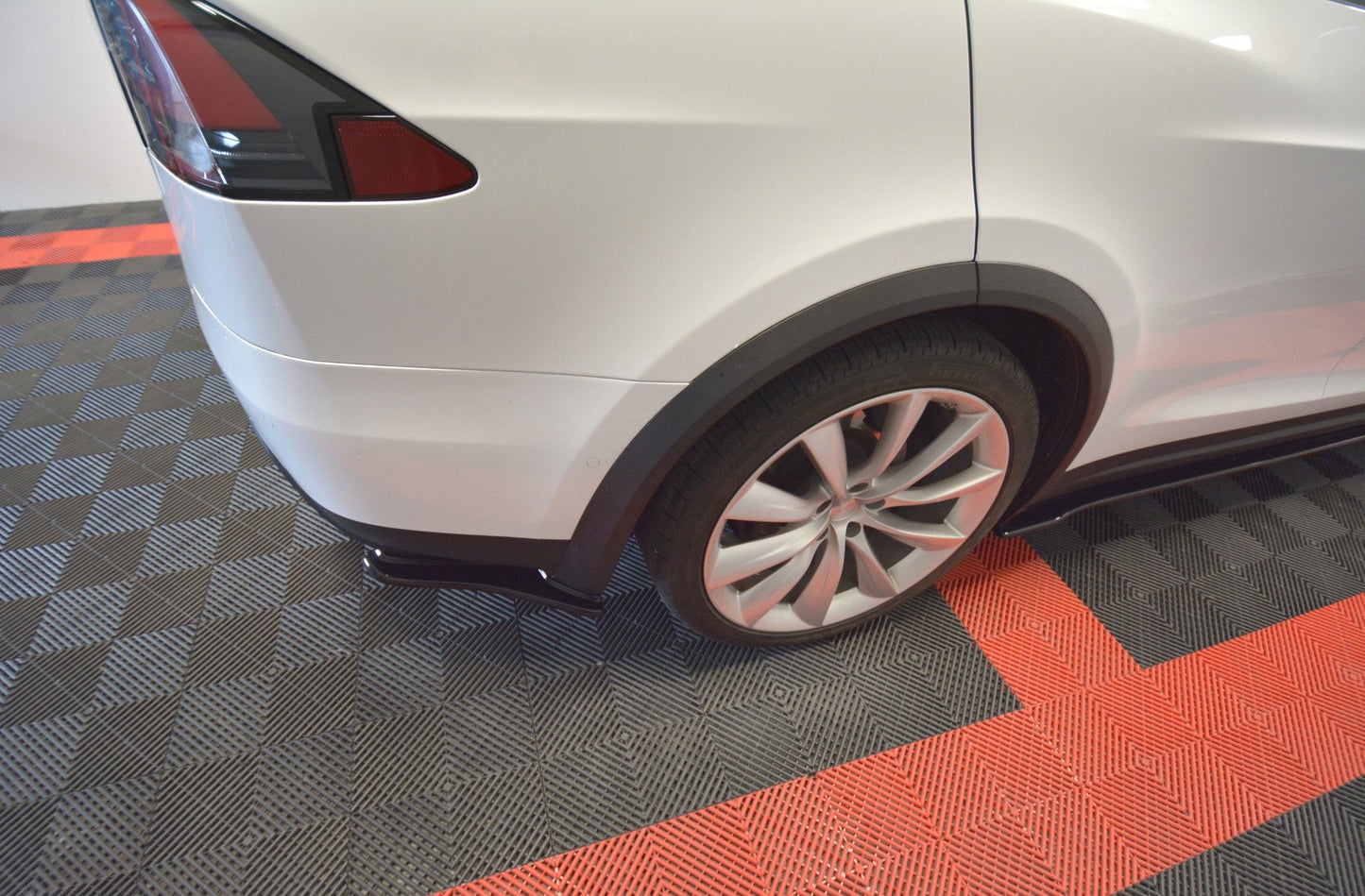 Heck Ansatz Flaps Diffusor V.1 für TESLA MODEL X schwarz Hochglanz