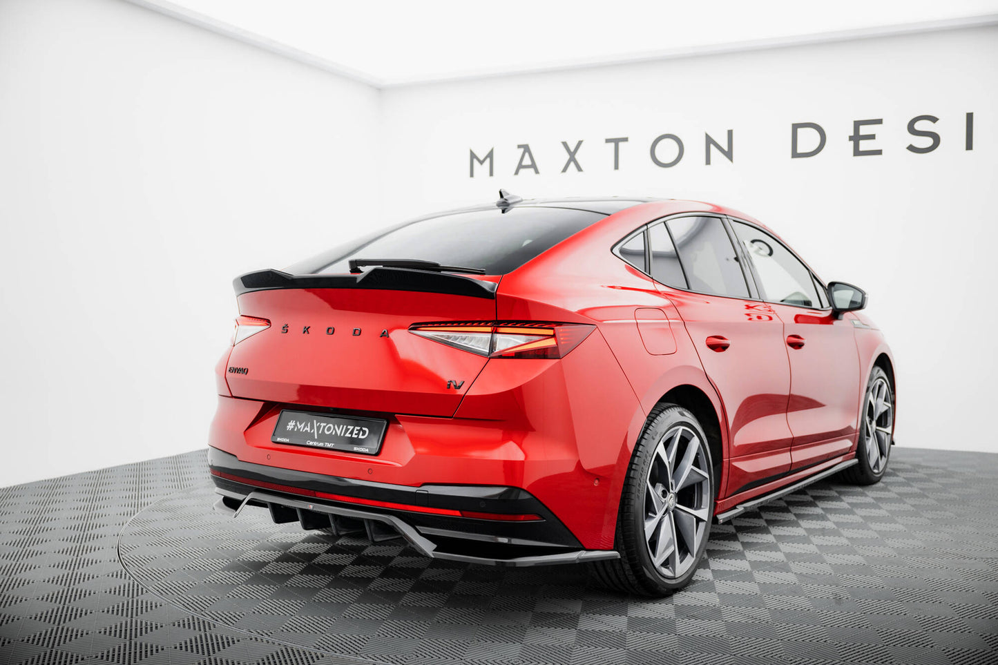 Mittlerer Cup Diffusor DTM Look Heck Ansatz für Skoda Enyaq Coupe iV RS schwarz Hochglanz