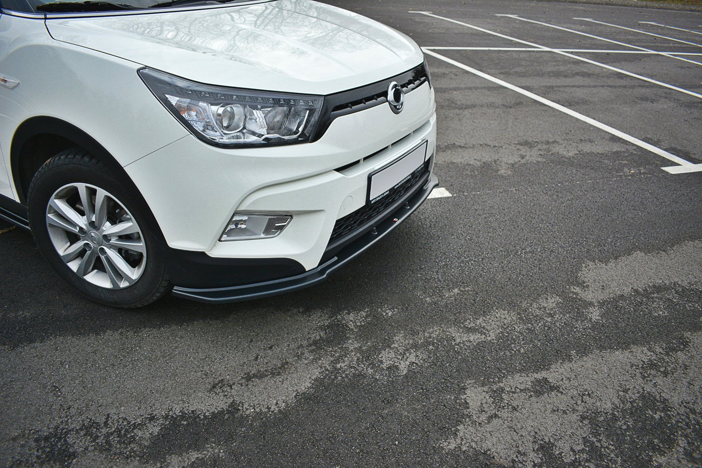 Front Ansatz V.1 für SSANGYONG TIVOLI schwarz Hochglanz