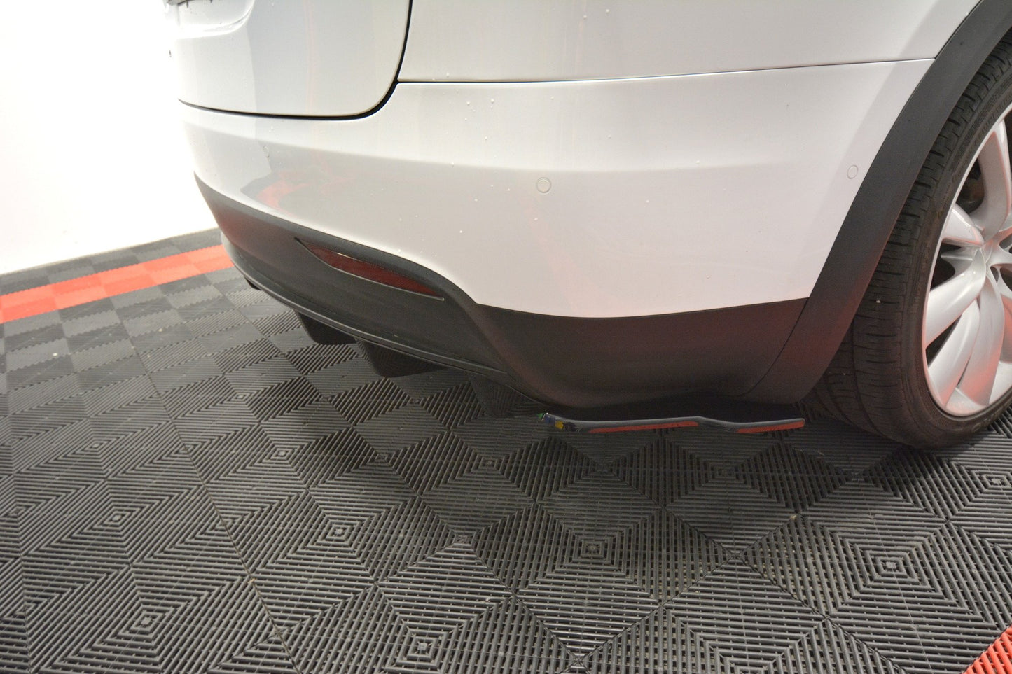 Diffusor Heck Ansatz für TESLA MODEL X schwarz Hochglanz
