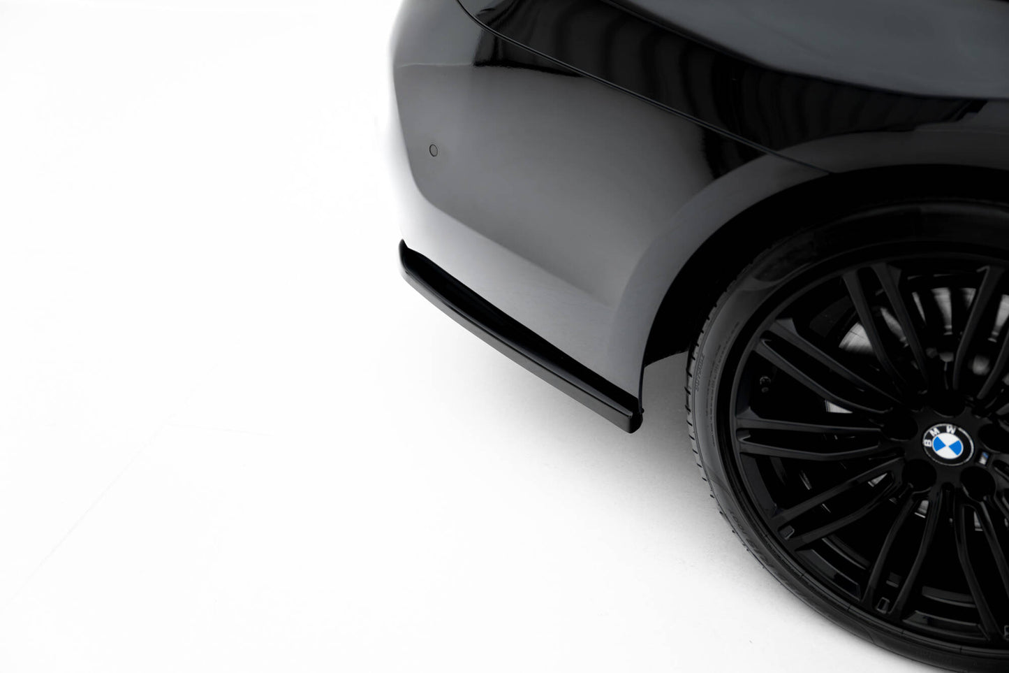 Heck Ansatz Flaps Diffusor für BMW M550i Limousine G30 schwarz Hochglanz
