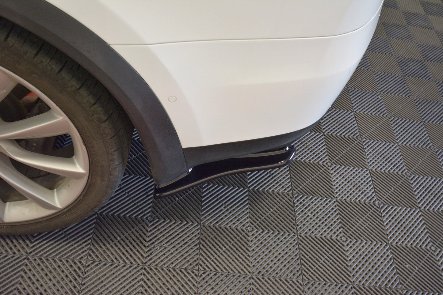 Heck Ansatz Flaps Diffusor V.1 für TESLA MODEL X schwarz Hochglanz