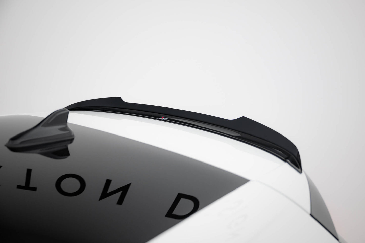 Spoiler CAP V.1 für VW Golf GTI / GTE / GTD / R-Line / R Mk8 schwarz Hochglanz
