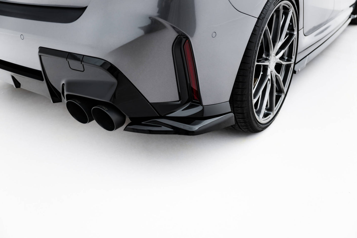 Heck Ansatz Flaps Diffusor V.5 für BMW M135i F70 schwarz Hochglanz