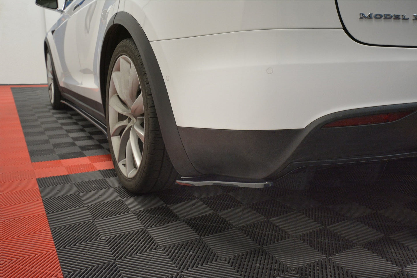 Heck Ansatz Flaps Diffusor V.2 für TESLA MODEL X schwarz Hochglanz
