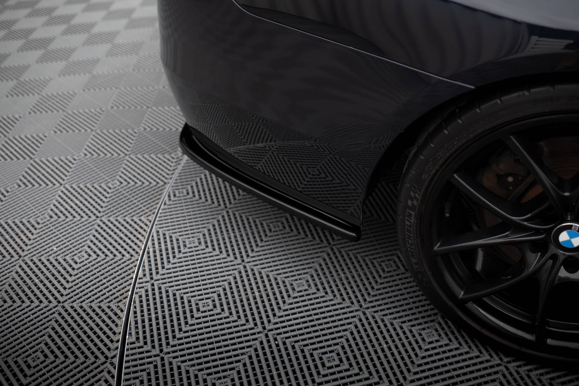 Heck Ansatz Flaps Diffusor für BMW 5er F11 M Paket (mit zwei Einzel Endstücken) schwarz Hochglanz