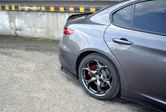 Heck Ansatz Flaps Diffusor für ALFA ROMEO GIULIA VELOCE  schwarz Hochglanz