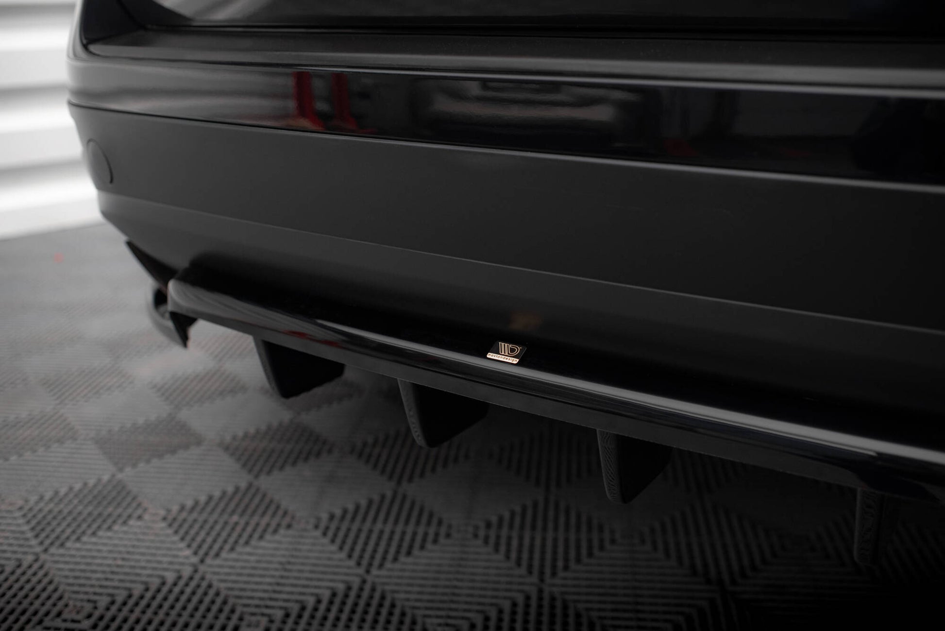 Mittlerer Cup Diffusor DTM Look Heck Ansatz für VW Touareg Mk2 schwarz Hochglanz