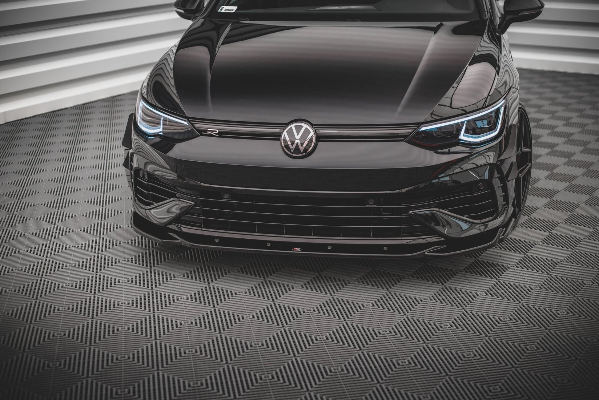 Front Ansatz V.4 für VW Golf R Mk8 schwarz Hochglanz