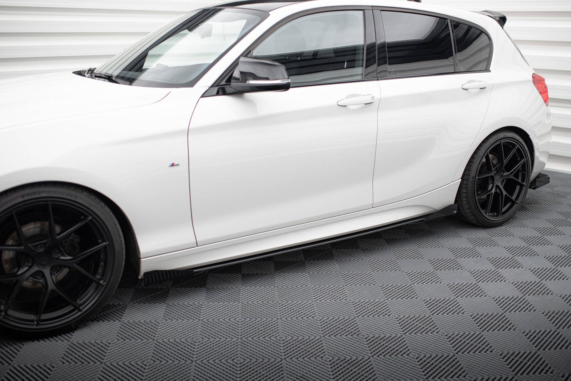 Street Pro Seitenschweller Ansatz V.2 für + Flaps für BMW 1er F20 M135i / M140i / M-Paket  schwarz Hochglanz