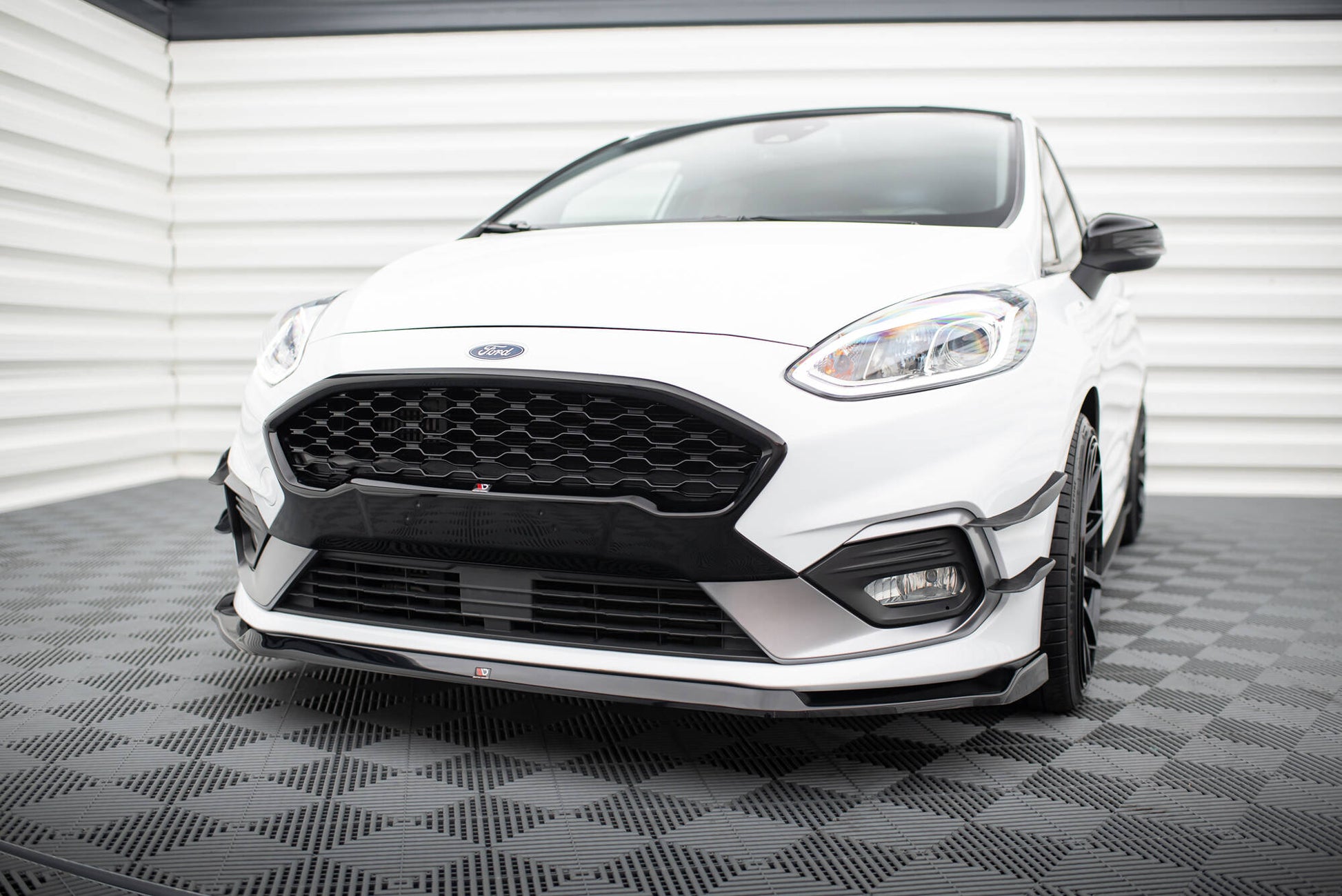 Front Ansatz V.5 für Ford Fiesta Mk8 ST / ST-Line schwarz Hochglanz