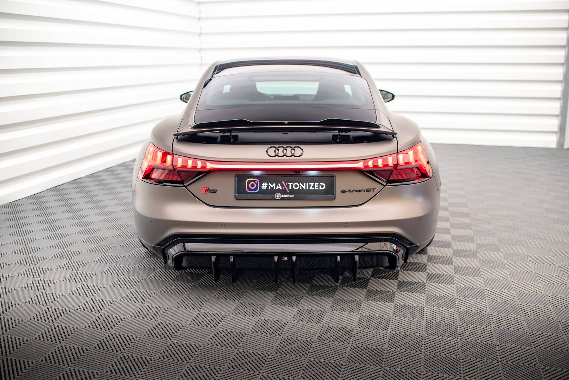Diffusor Heck Ansatz für Audi e-Tron GT / RS GT Mk1 schwarz Hochglanz