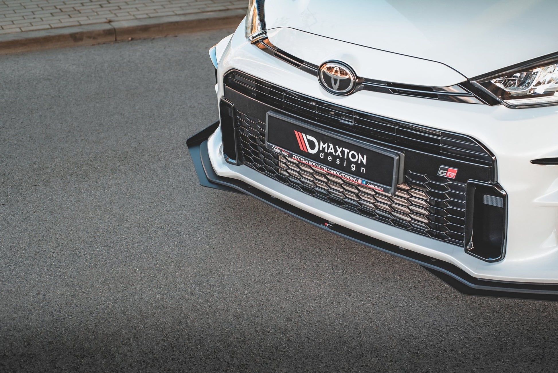 Street Pro Front Ansatz für +Flaps für Toyota GR Yaris Mk4 schwarz Hochglanz
