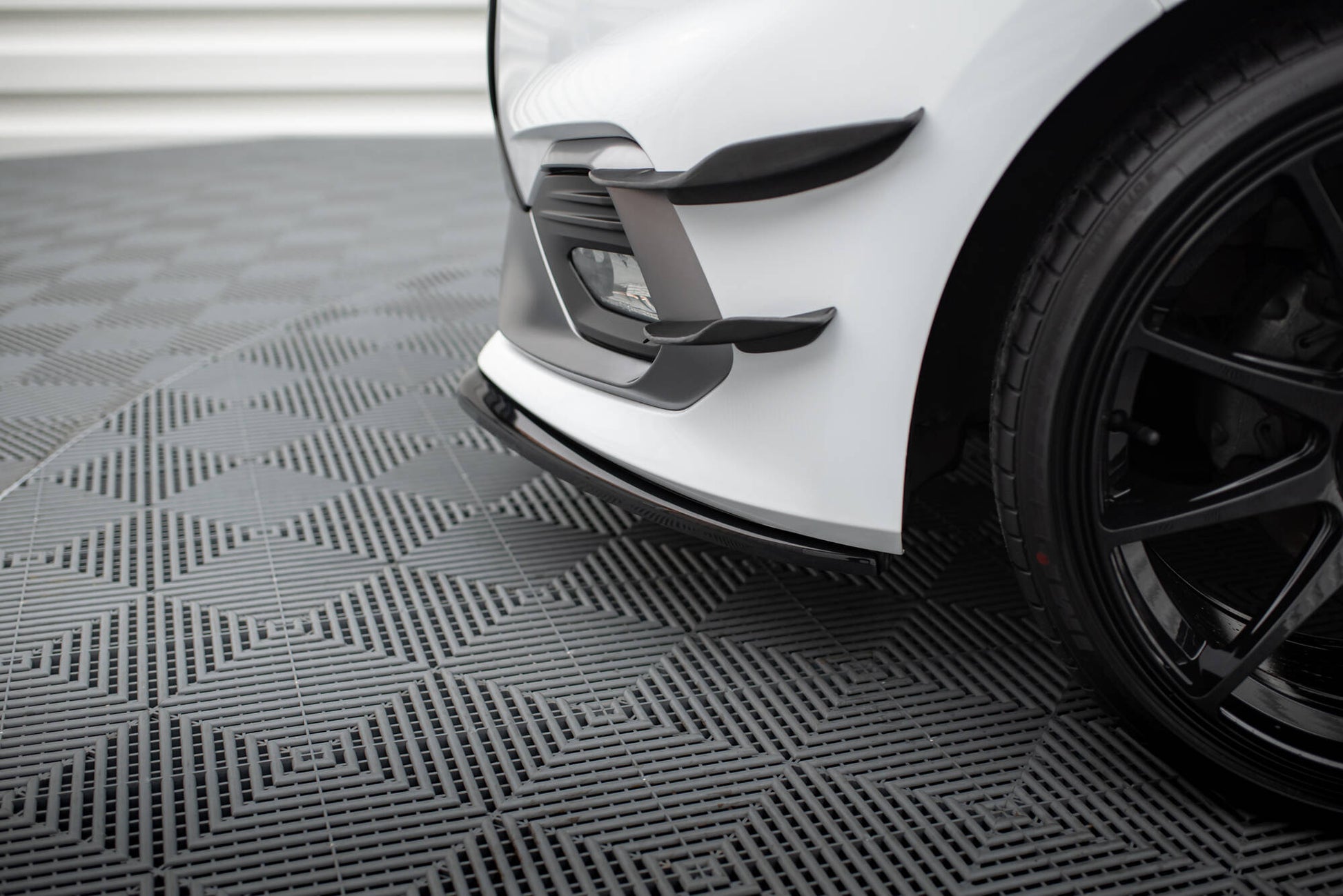 Front Ansatz V.3 für Ford Fiesta Mk8 ST / ST-Line schwarz Hochglanz