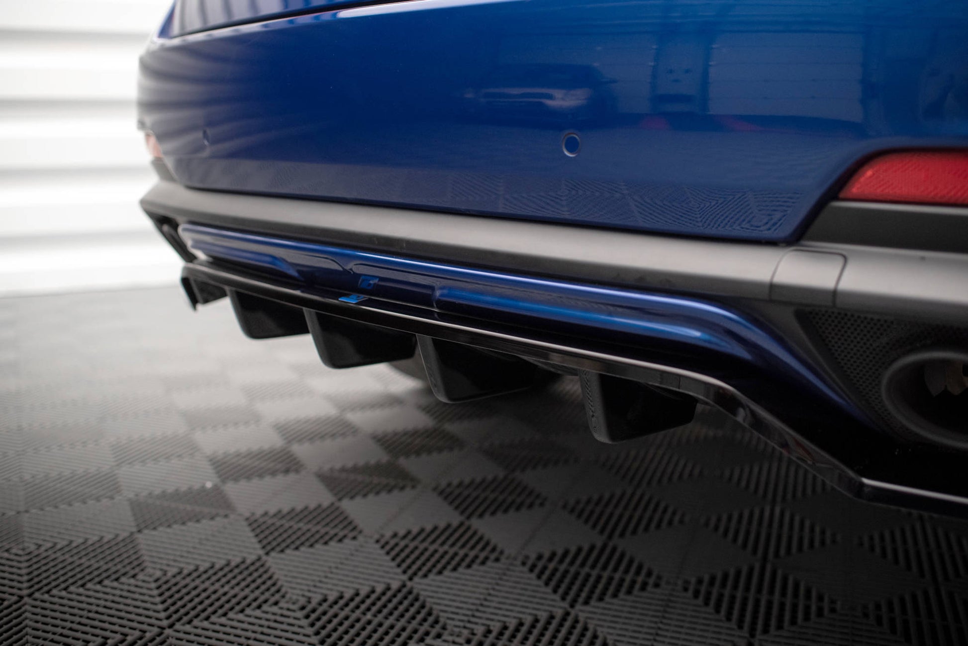 Mittlerer Cup Diffusor DTM Look Heck Ansatz für Maserati Levante GTS Mk1 schwarz Hochglanz
