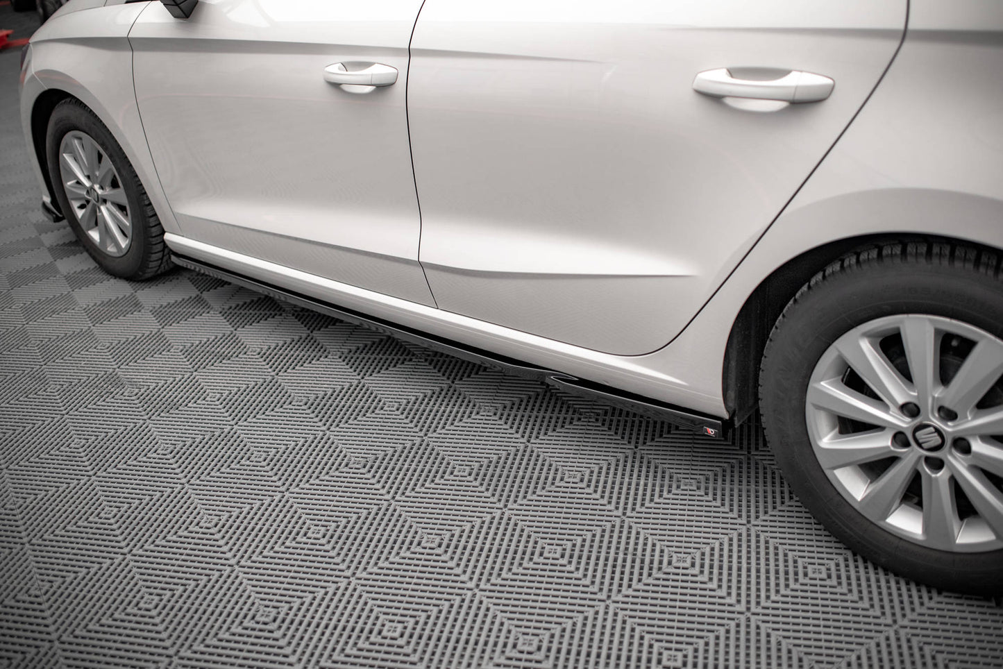 Seitenschweller Ansatz V.2 für Seat Ibiza FR/ Standard Mk5 schwarz Hochglanz