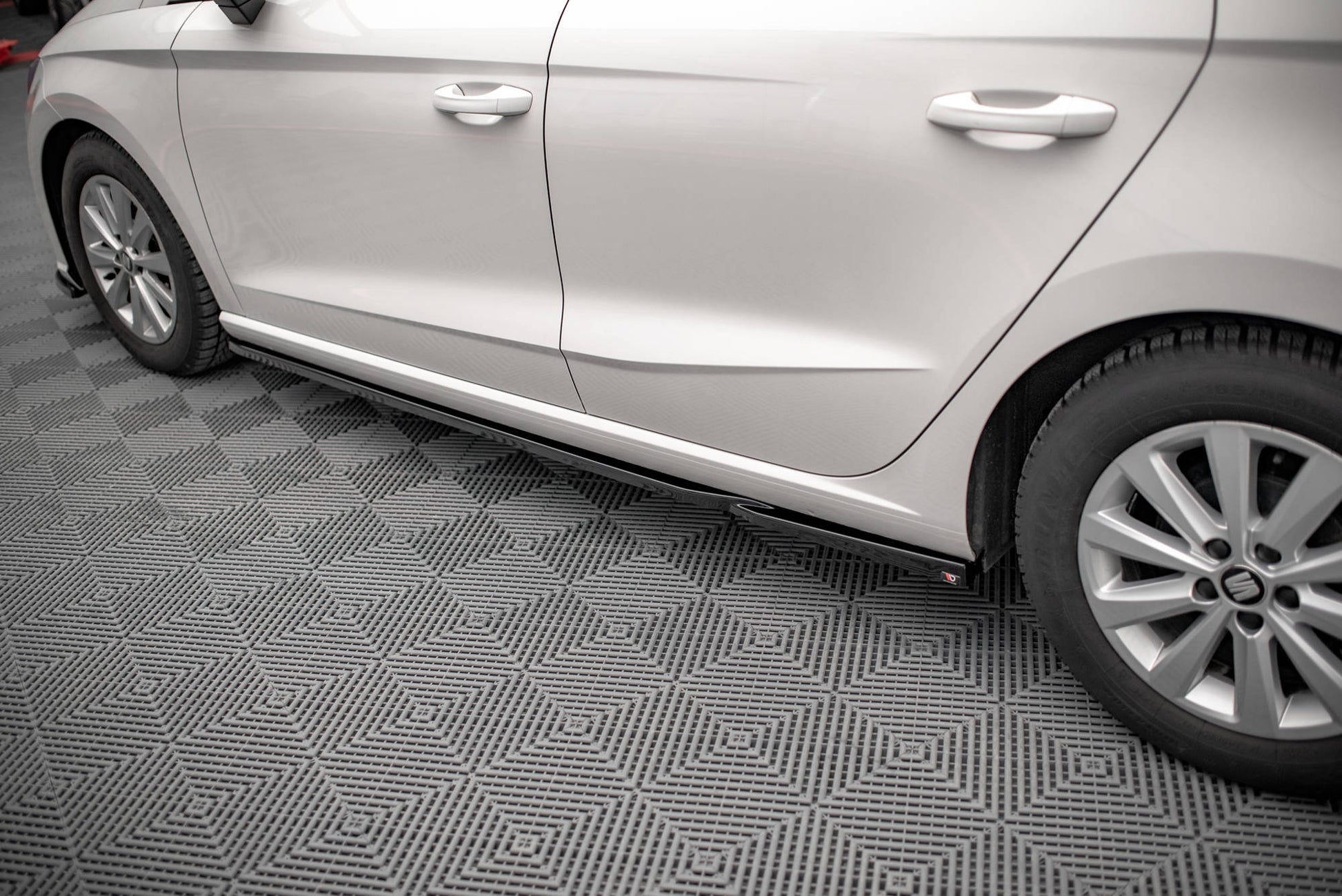 Seitenschweller Ansatz V.2 für Seat Ibiza FR/ Standard Mk5 schwarz Hochglanz