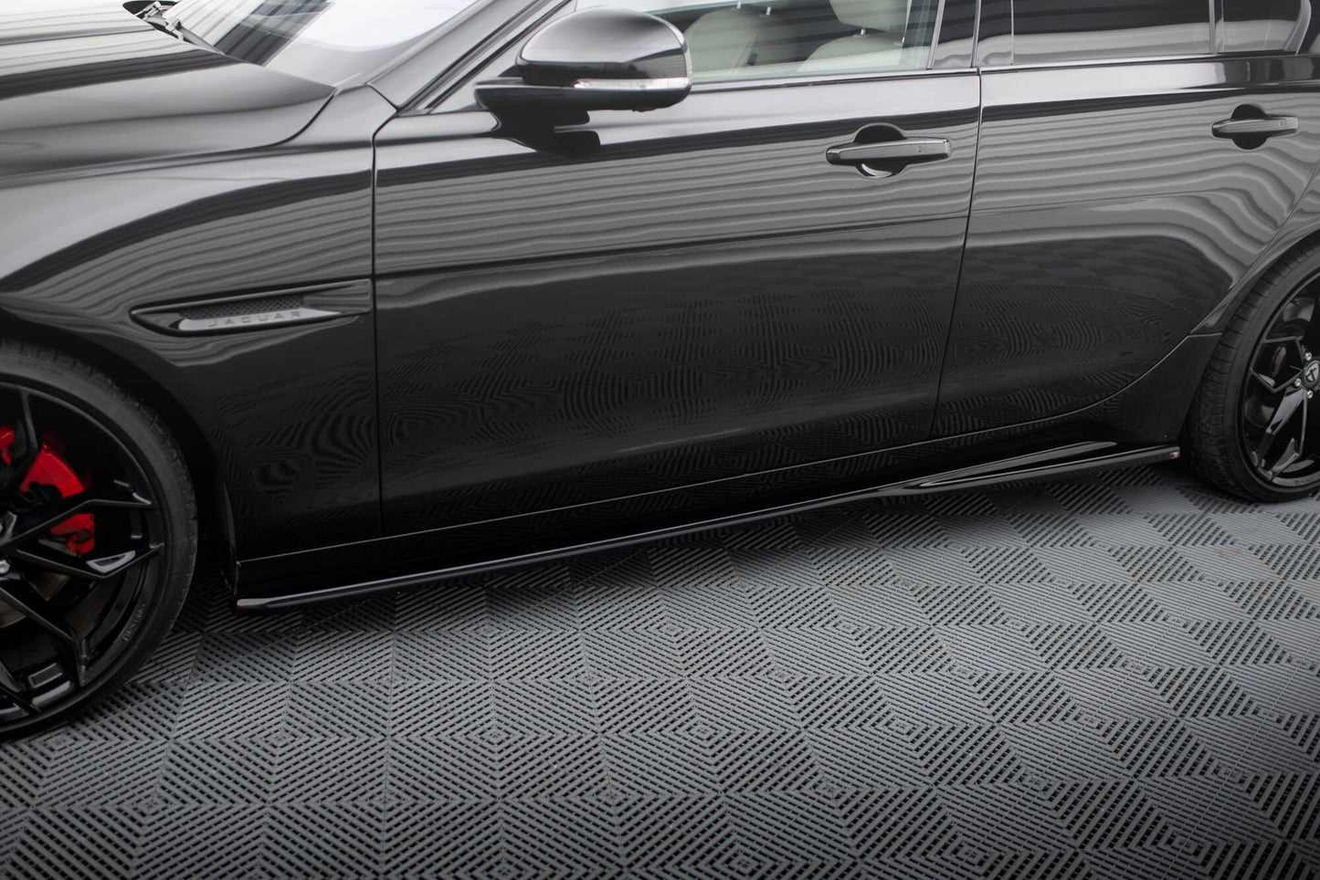 Seitenschweller Ansatz für Jaguar XE X760 Facelift schwarz Hochglanz