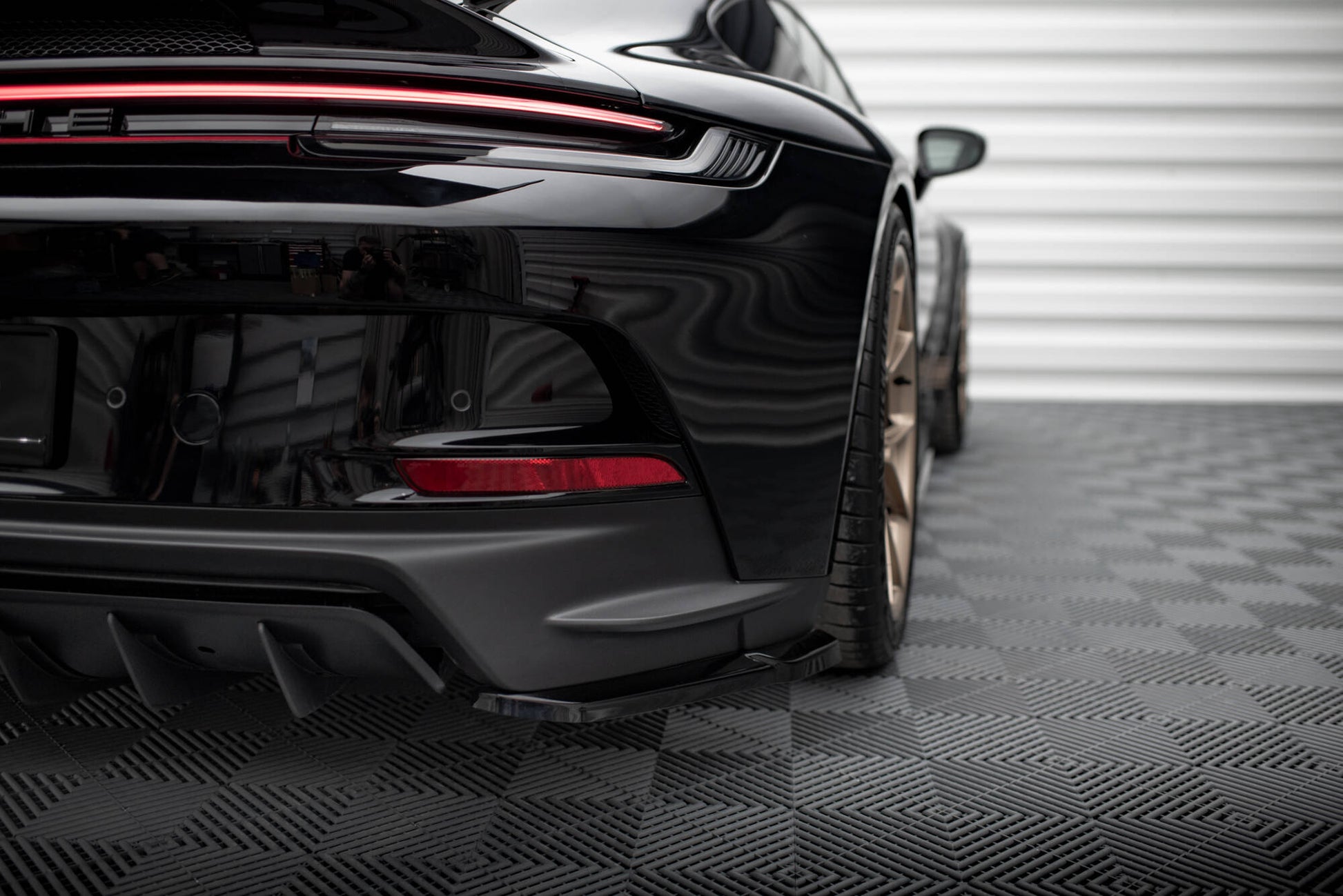 Heck Ansatz Flaps Diffusor für Porsche 911 992 GT3 schwarz Hochglanz