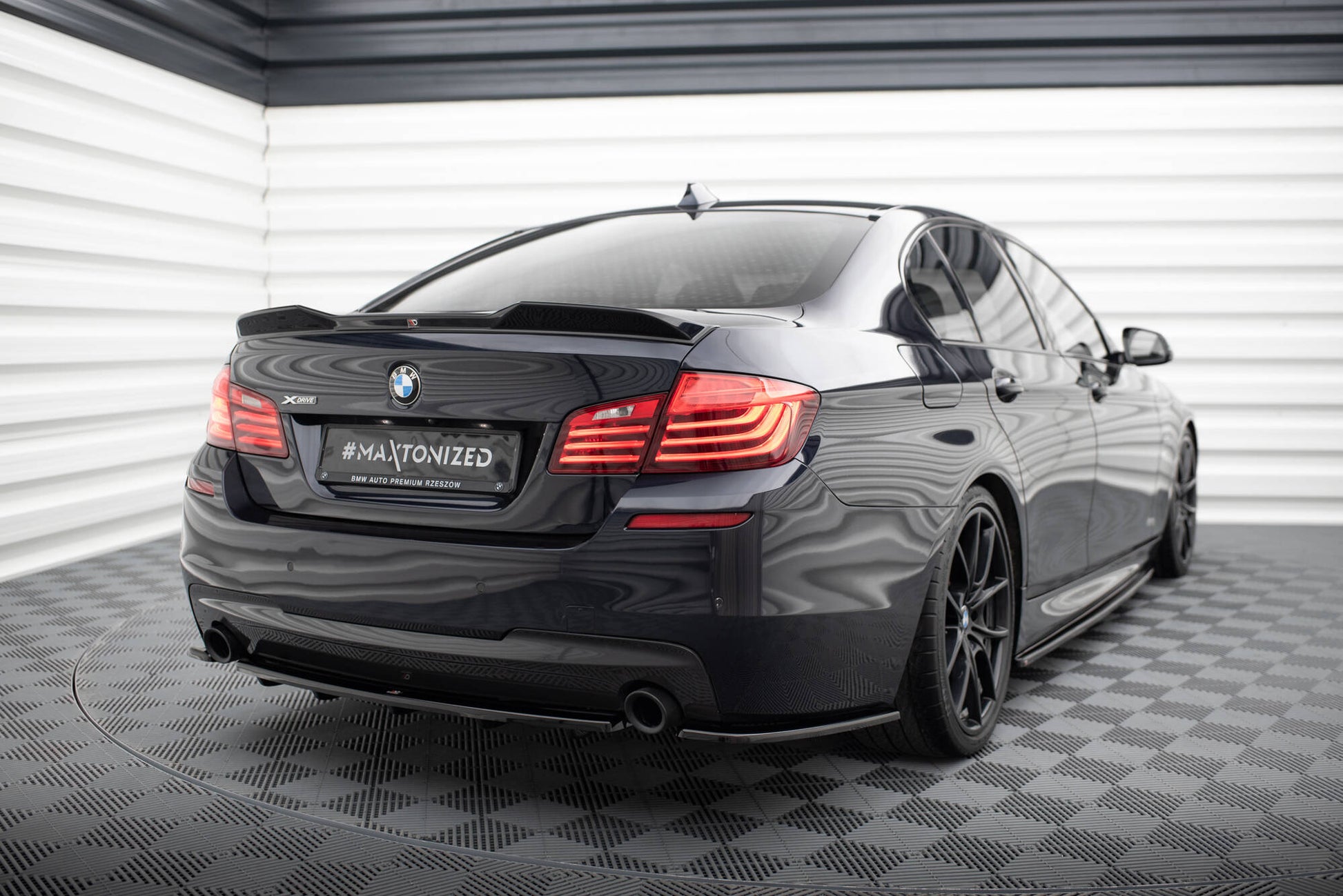 Heck Ansatz Flaps Diffusor für BMW 5er F11 M Paket (mit zwei Einzel Endstücken) schwarz Hochglanz