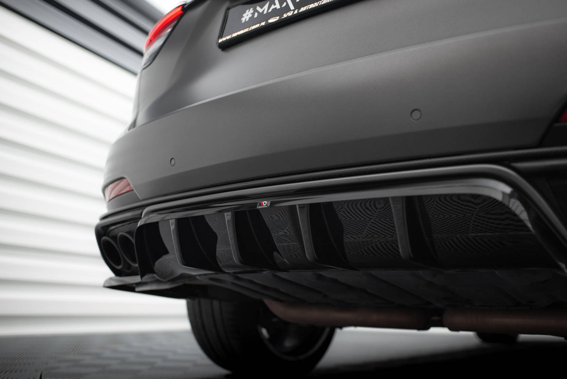 Mittlerer Cup Diffusor DTM Look Heck Ansatz für Maserati Levante Trofeo Mk1 schwarz Hochglanz