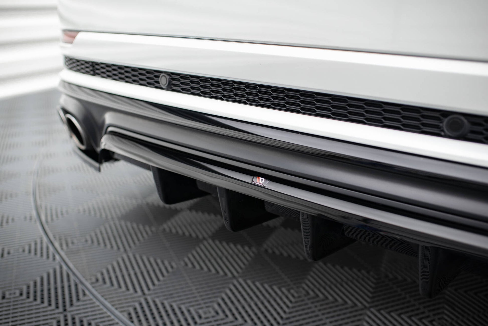 Mittlerer Cup Diffusor DTM Look Heck Ansatz für Audi SQ8 Mk1 schwarz Hochglanz
