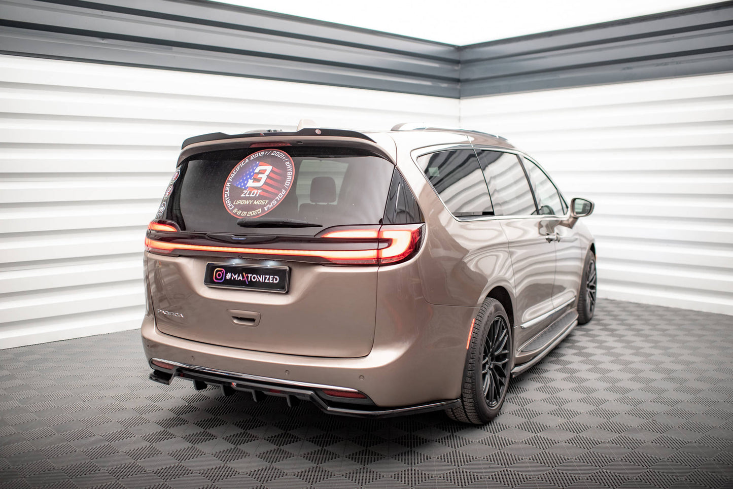 Spoiler CAP für Chrysler Pacifica Mk2 schwarz Hochglanz
