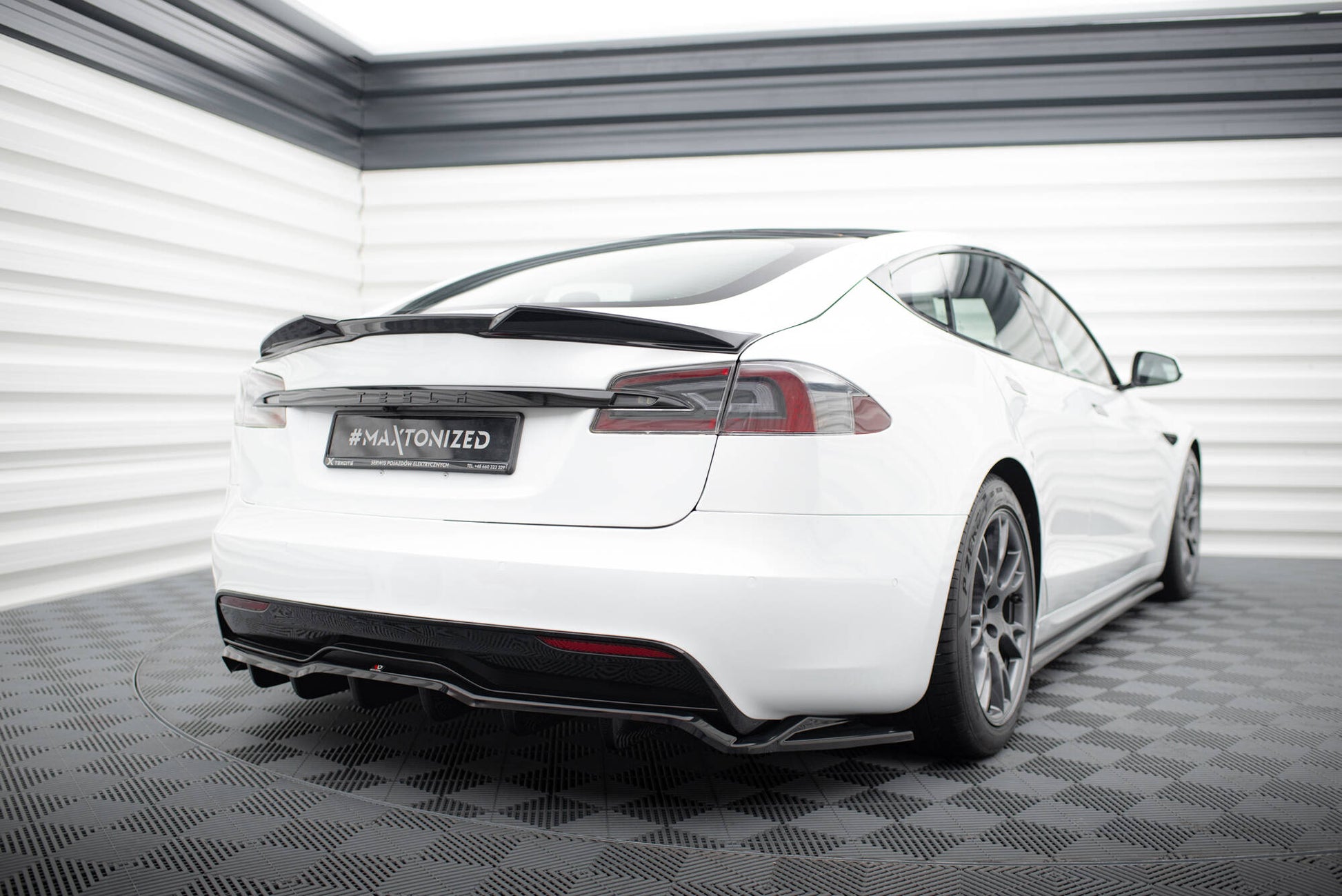 Mittlerer Cup Diffusor DTM Look Heck Ansatz V.2 für Tesla Model S Plaid Mk1 Facelift schwarz Hochglanz