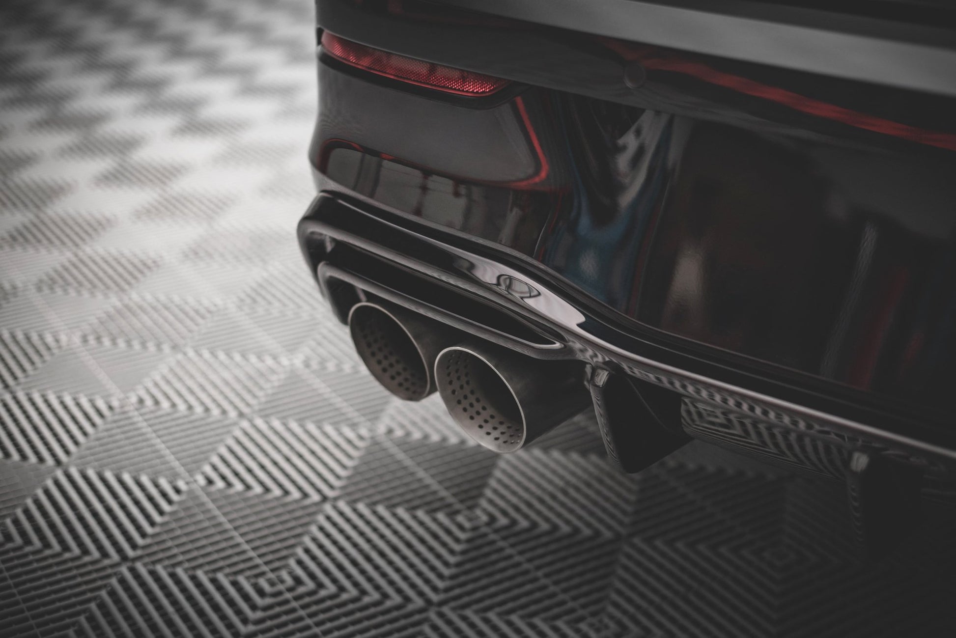 Diffusor Heck Ansatz V.2 für VW Golf R Mk8 Facelift schwarz Hochglanz