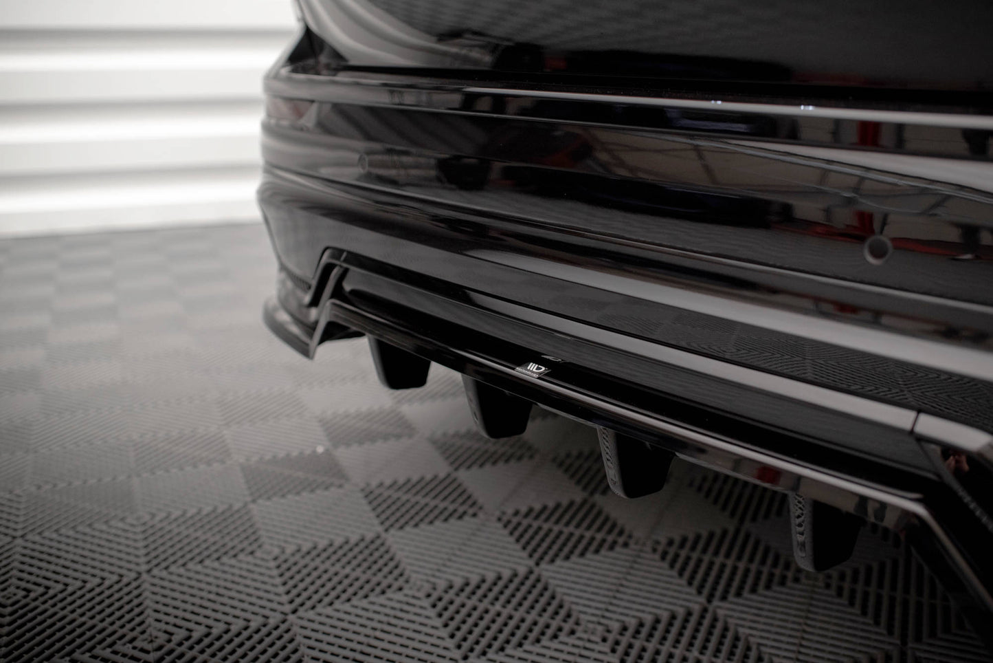 Mittlerer Cup Diffusor DTM Look Heck Ansatz für Volvo XC60 R-Design Mk2 Facelift schwarz Hochglanz
