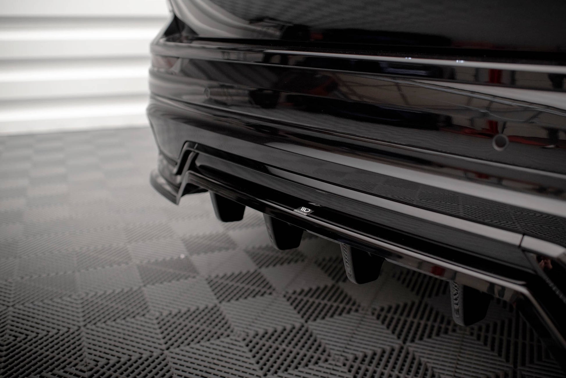 Mittlerer Cup Diffusor DTM Look Heck Ansatz für Volvo XC60 R-Design Mk2 Facelift schwarz Hochglanz