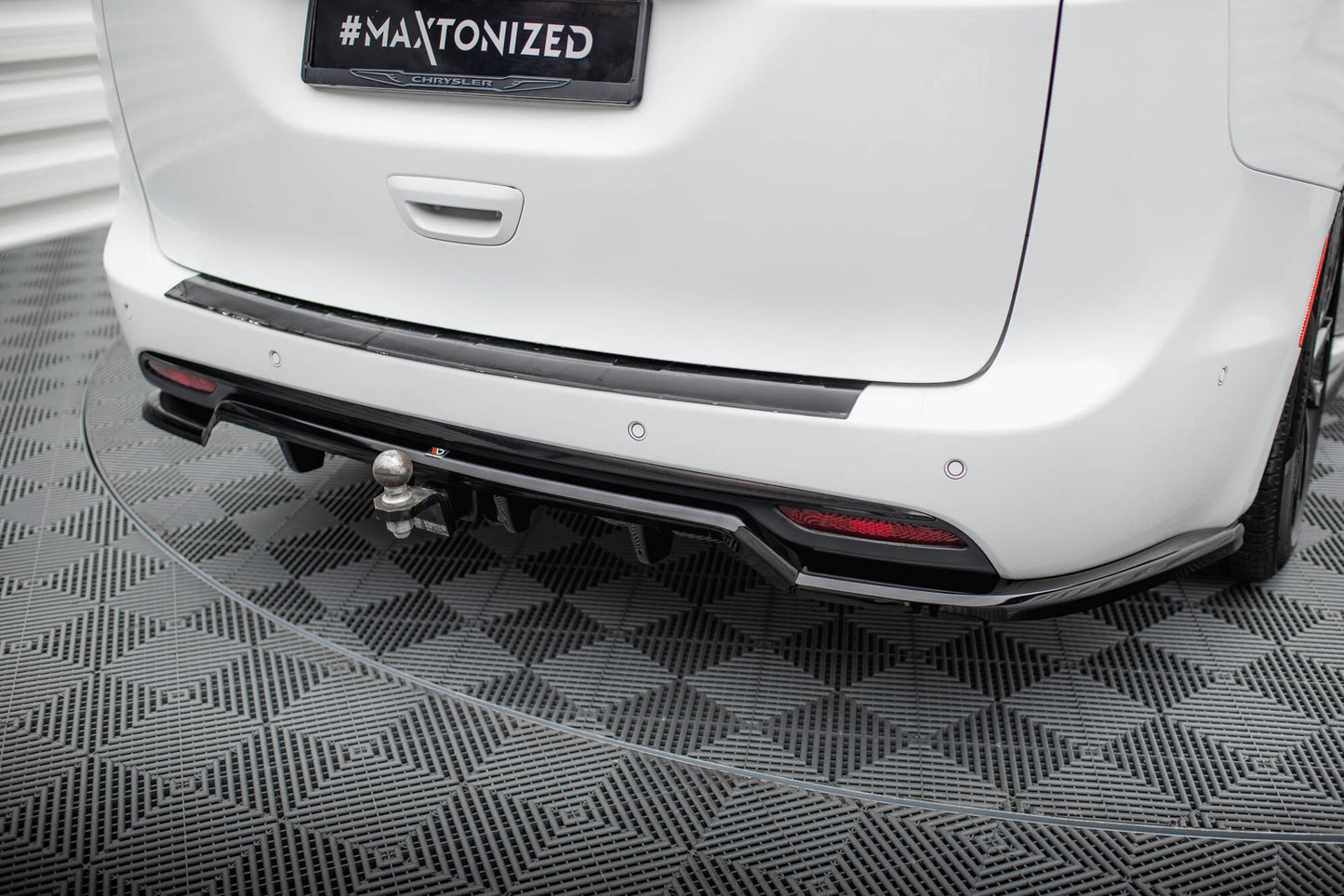 Mittlerer Cup Diffusor DTM Look Heck Ansatz für Chrysler Pacifica Mk2 Facelift schwarz Hochglanz