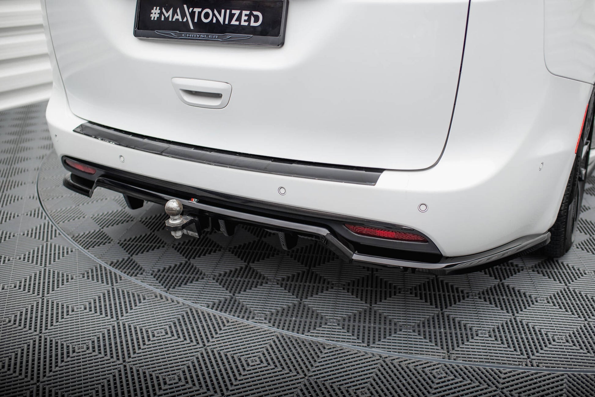 Mittlerer Cup Diffusor DTM Look Heck Ansatz für Chrysler Pacifica Mk2 Facelift schwarz Hochglanz