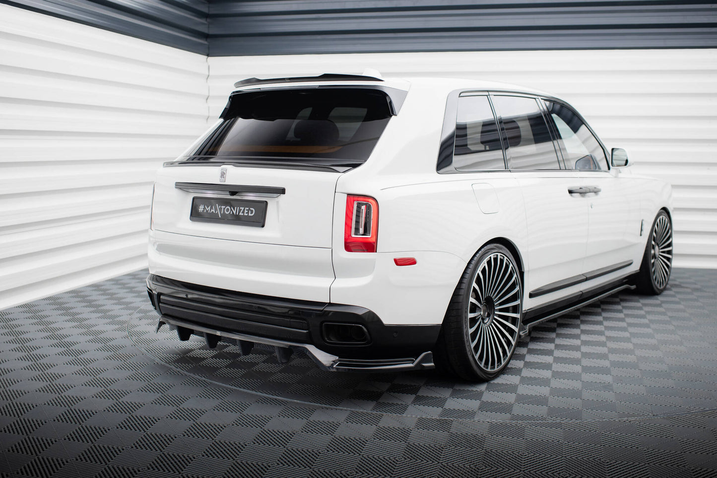 Mittlerer Cup Diffusor DTM Look Heck Ansatz für Rolls Royce Cullinan schwarz Hochglanz