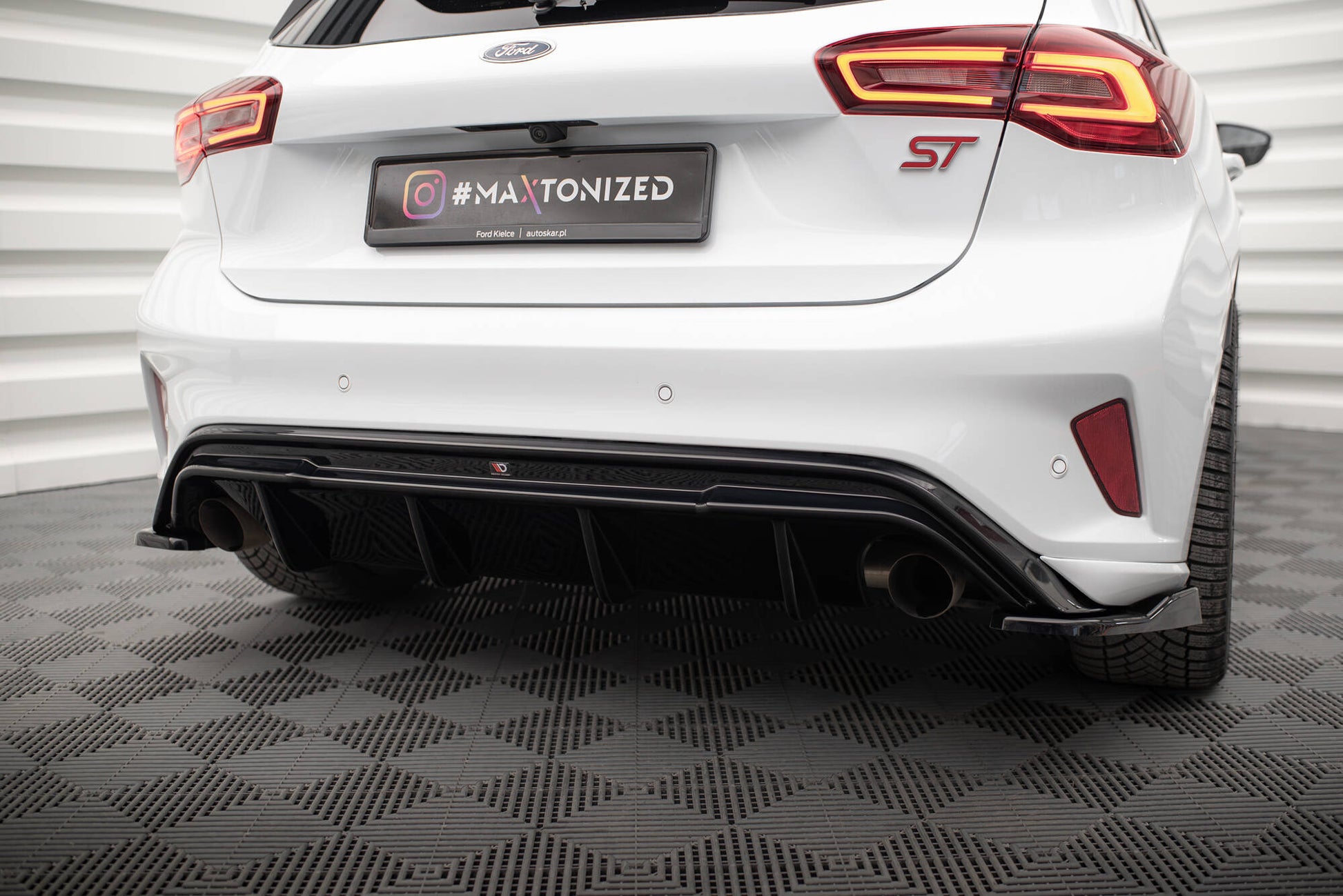 Diffusor Heck Ansatz V.3 für Ford Focus Hatchback ST Mk4  schwarz Hochglanz