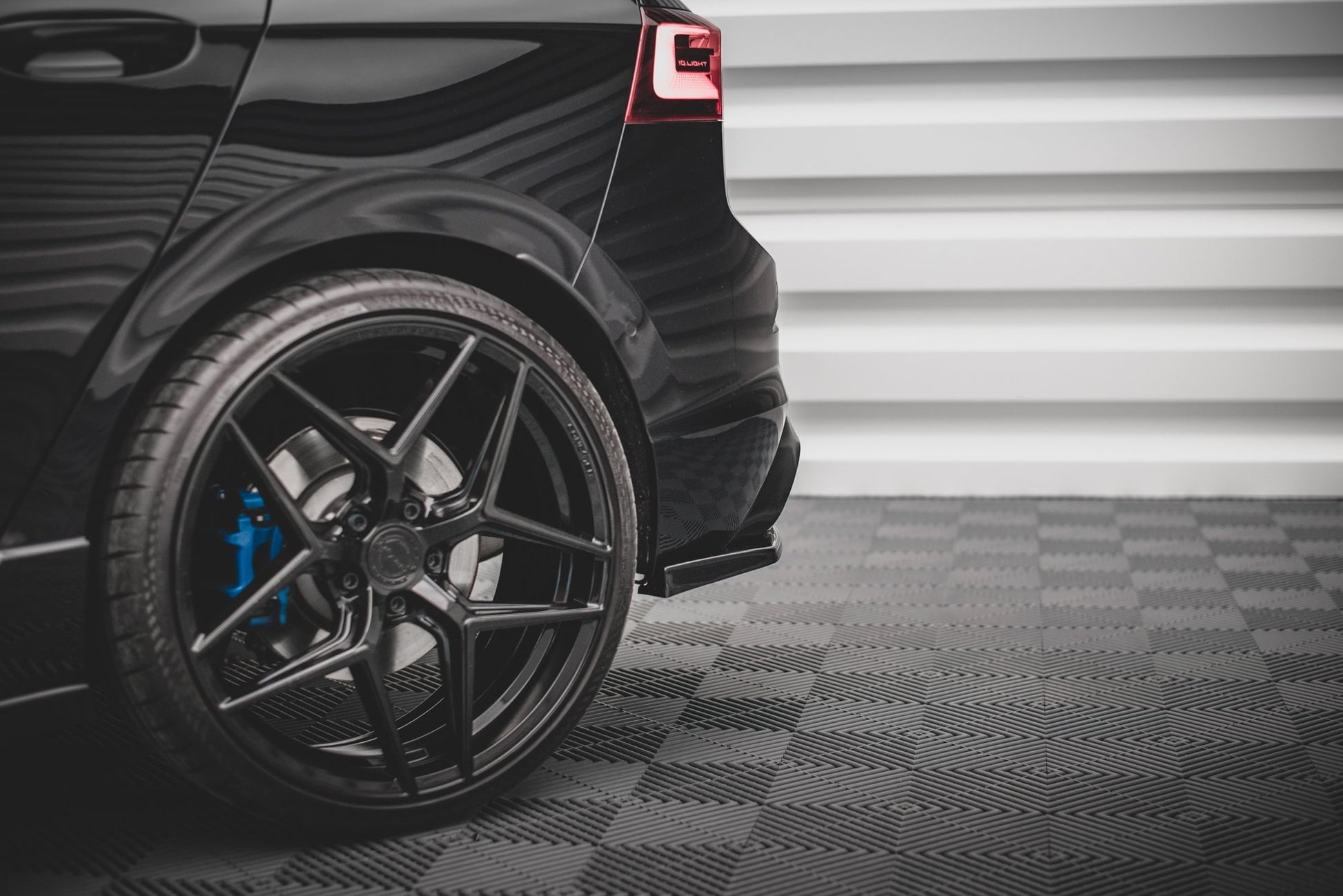 Heck Ansatz Flaps Diffusor V.2 für VW Golf R Mk8 Facelift schwarz Hochglanz