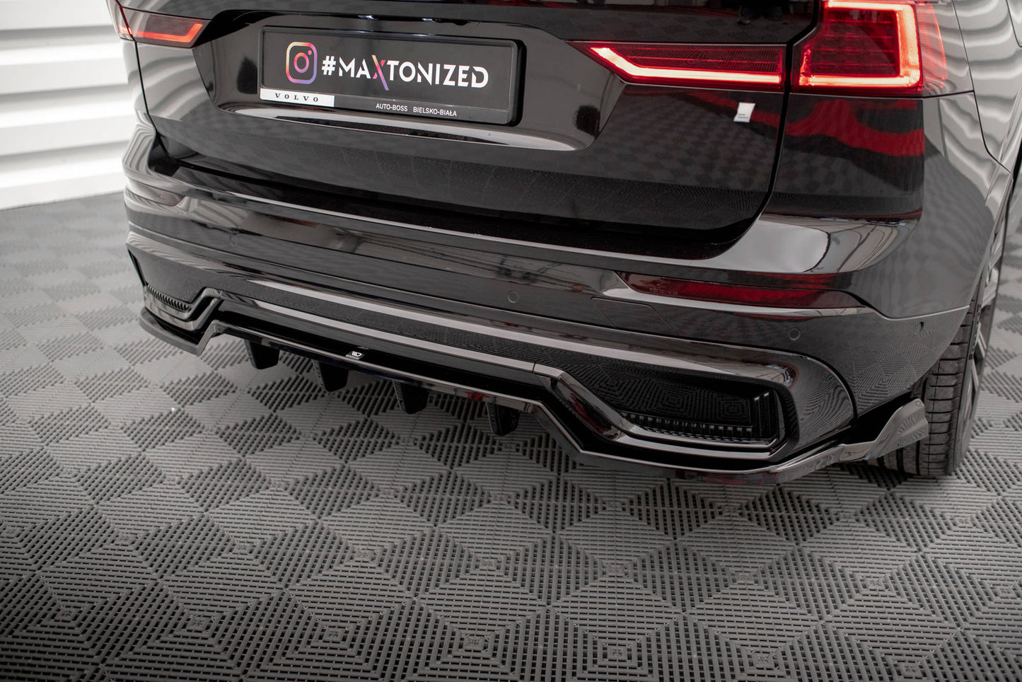 Mittlerer Cup Diffusor DTM Look Heck Ansatz für Volvo XC60 R-Design Mk2 Facelift schwarz Hochglanz