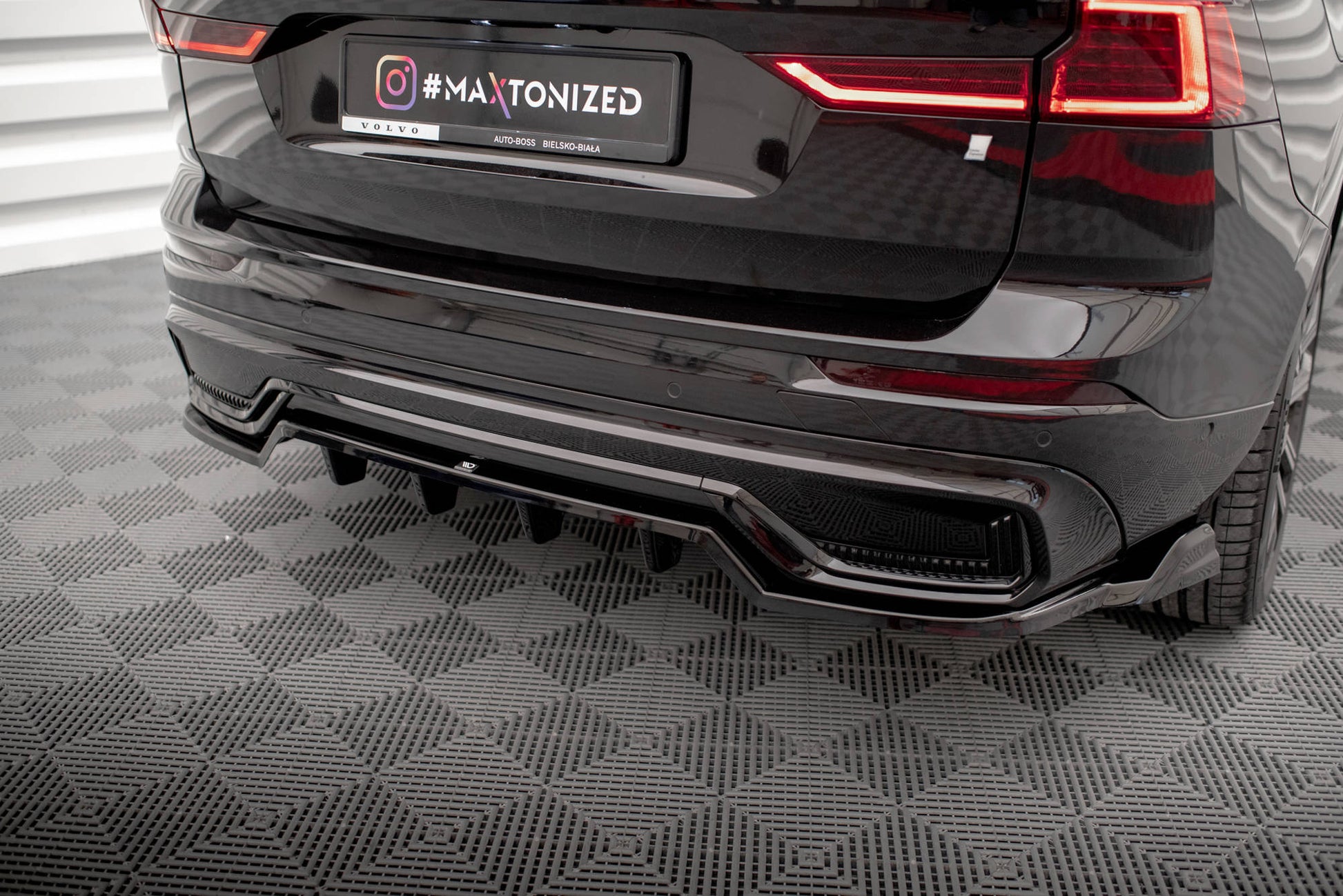 Mittlerer Cup Diffusor DTM Look Heck Ansatz für Volvo XC60 R-Design Mk2 Facelift schwarz Hochglanz