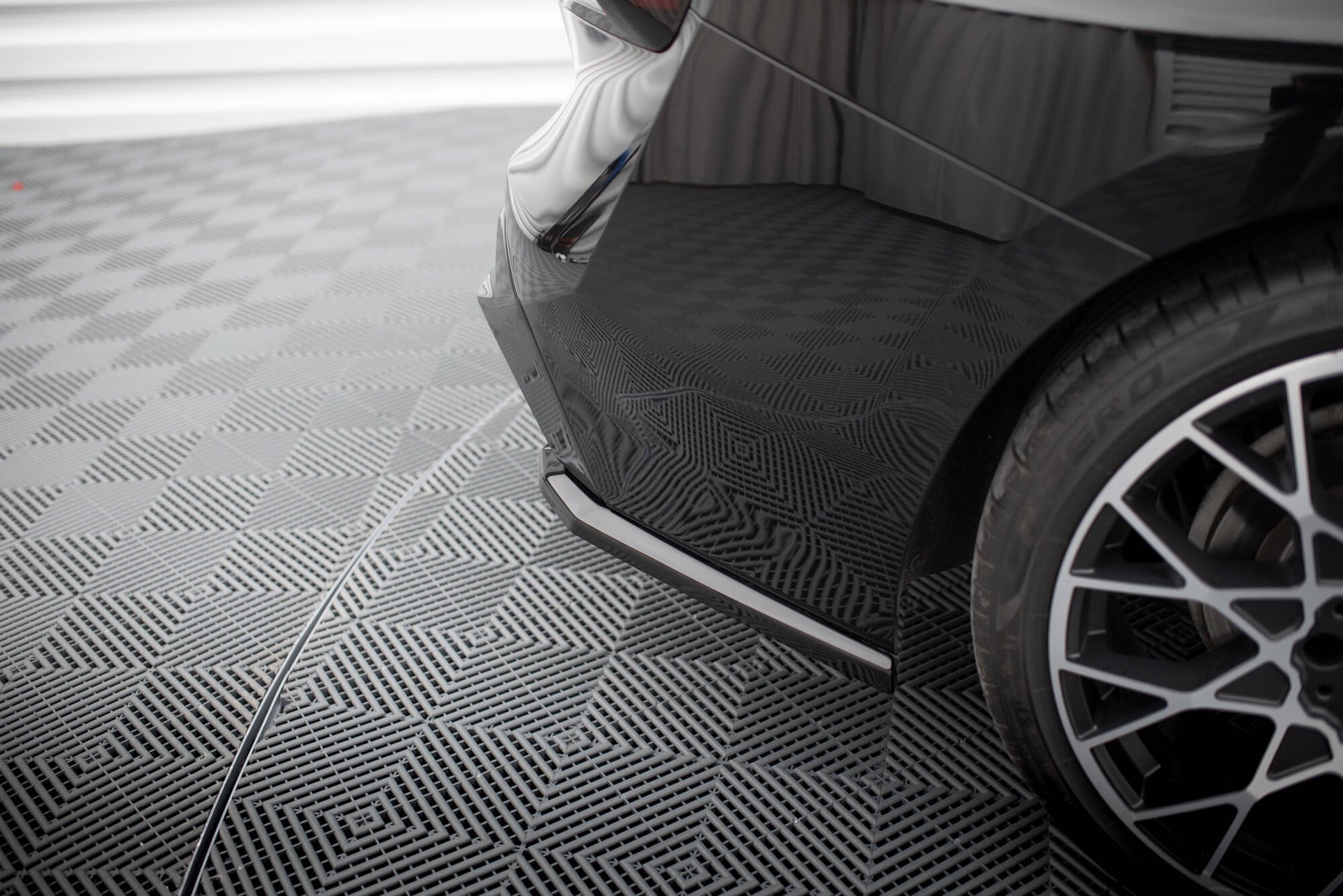 Heck Ansatz Flaps Diffusor V.3 für BMW 2 G42 schwarz Hochglanz