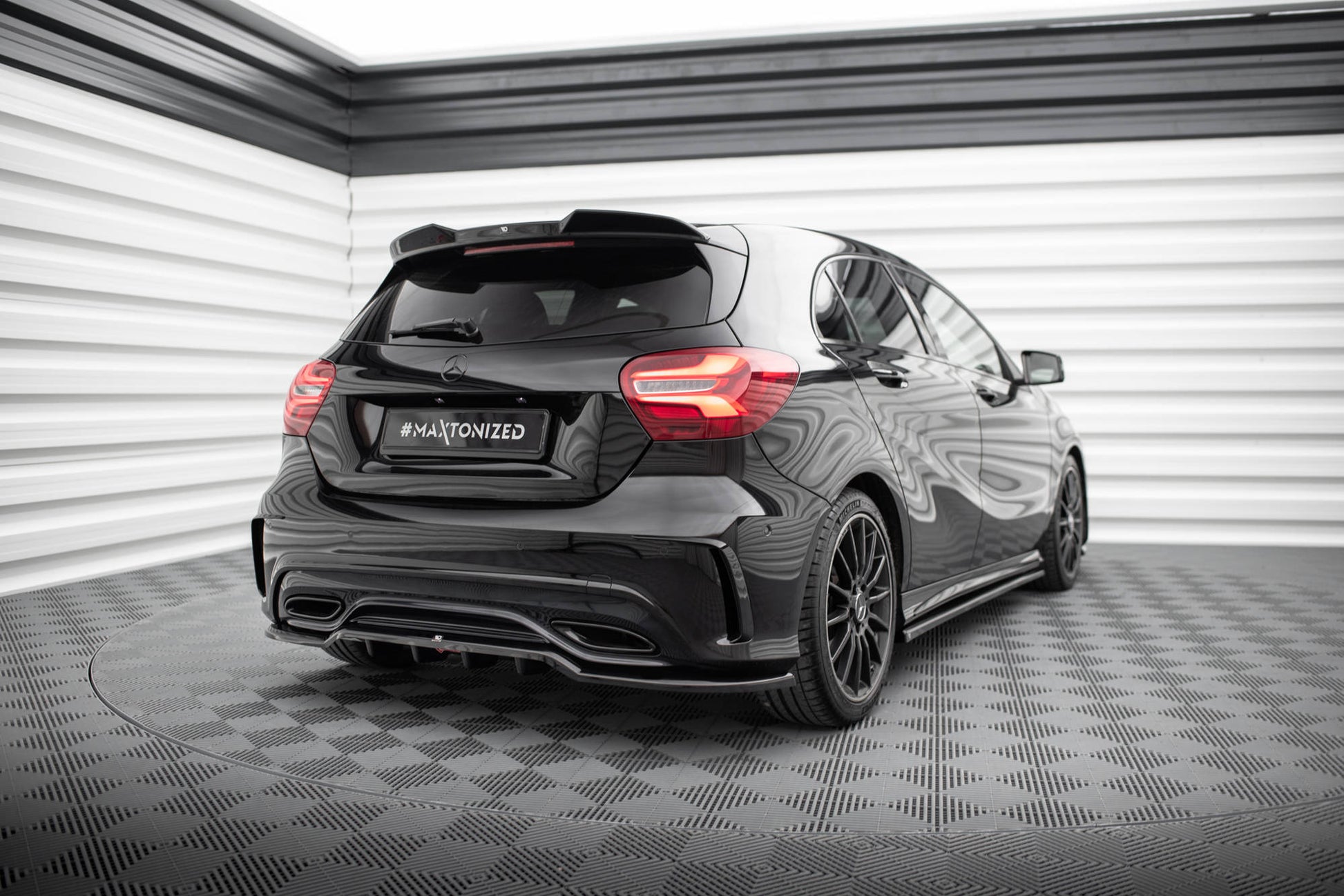 Mittlerer Cup Diffusor DTM Look Heck Ansatz für Mercedes-Benz A AMG-Line W176 Facelif schwarz Hochglanz