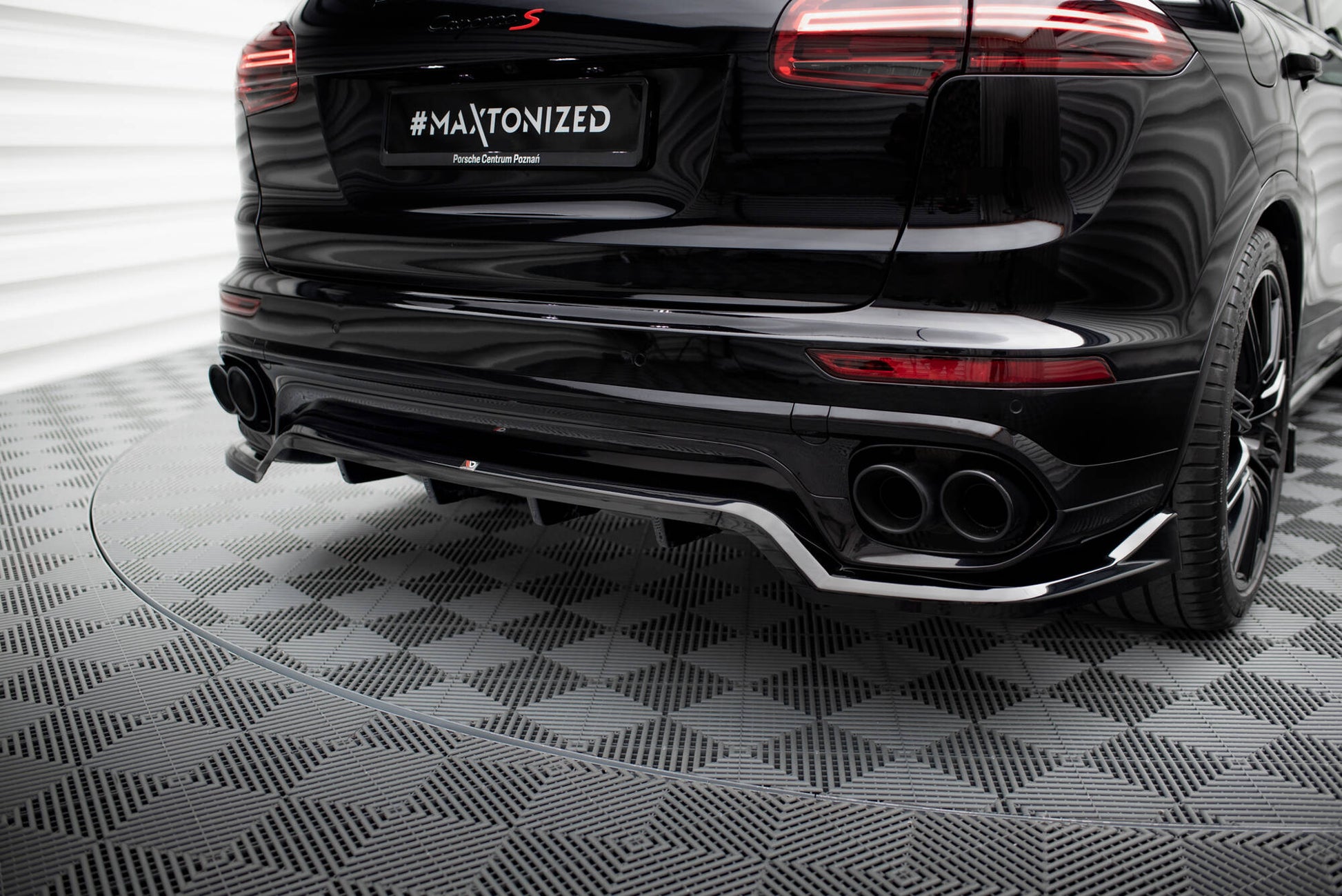 Mittlerer Cup Diffusor DTM Look Heck Ansatz für Porsche Cayenne Mk2 Facelift schwarz Hochglanz