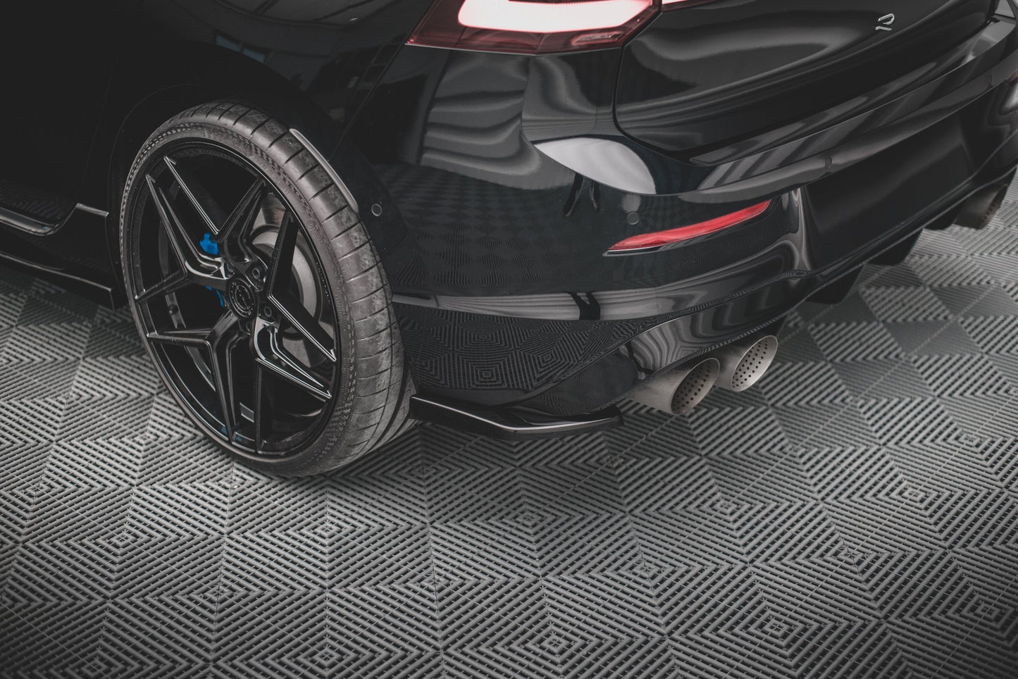 Heck Ansatz Flaps Diffusor V.2 für VW Golf R Mk8 Facelift schwarz Hochglanz